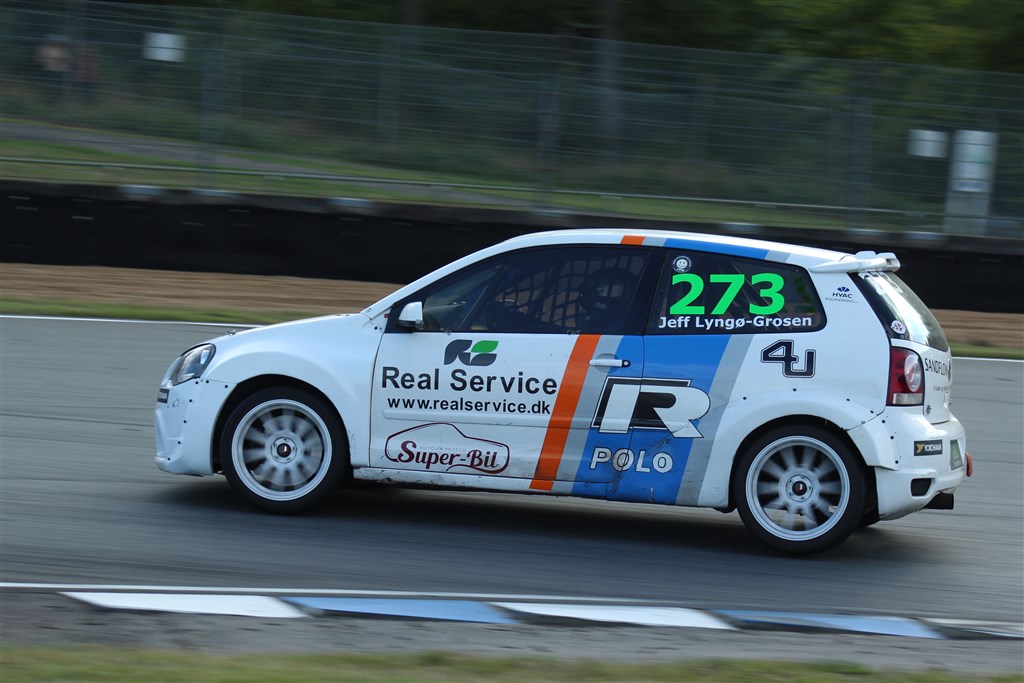Jeff Nigel Lyngø-Grosen er for alvor ved at finde sig til rette i VW Polo GTI raceren, indtil et ufrivilligt møde med autoværnet i heat 3. Vi ønsker ham alle god bedring, med de bøjede ribben, og den efterfølgende reparation af bilen.
(Foto: JJ Media)